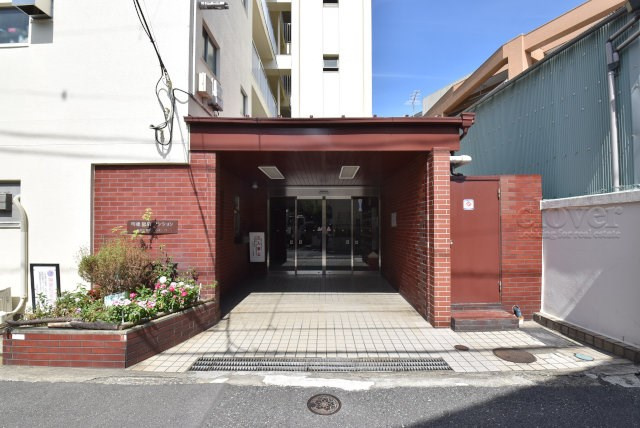 【エントランス】 | 明穂和泉マンション | お客様を、そして住人を出迎えてくれるマンションのエントランス。ゴミが落ちていないことからも、管理状態の良さや住民の節度の高さが見て取れます。～即日のご見学可能～　お問合せはお気軽にどうぞ。