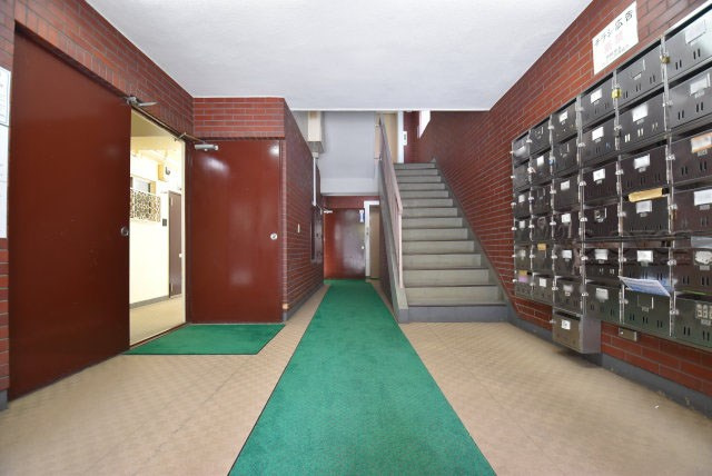 【ロビー】 | 明穂和泉マンション | 集合ポストなどを備えたエントランスホール。ここもマンションの顔となる部分であり、しっかりと清掃の行き届いたさまに安心感をおぼえます。～即日のご見学可能～　お問合せはお気軽にどうぞ。