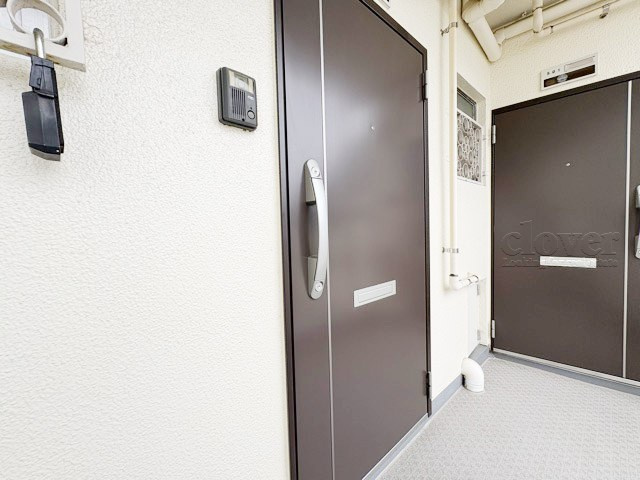 【その他共用部分】 | 明穂和泉マンション | 皆様をお迎えする、お部屋の玄関ドア。開けやすさや開放角度、ドアノブの操作しやすさや鍵の形状などを、現地で一度ご確認ください。～即日のご見学可能～　お問合せはお気軽にどうぞ。
