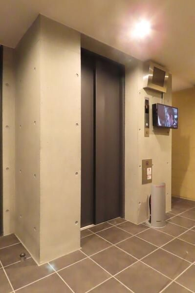 渋谷区上原２丁目の賃貸マンションのロビー|■エレベーター■宅配ＢＯＸ 