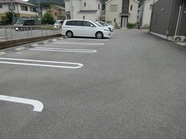 サンカルティエグランの駐車場