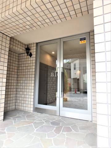 新宿区西新宿４丁目の賃貸マンションのエントランス