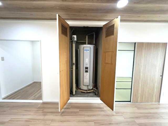 山王住宅　S棟のその他|電気温水器（リビング設置）