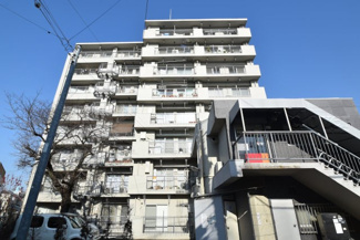 【外観】 | 青空によく映える建物です。手入れの行き届いた外壁やマンション正面エントランスなど、綺麗な姿をぜひ一度、現地にてご覧ください。～即日のご見学可能～　お問合せはお気軽にどうぞ。