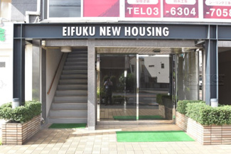 【エントランス】 | お客様を、そして住人を出迎えてくれるマンションのエントランス。ゴミが落ちていないことからも、管理状態の良さや住民の節度の高さが見て取れます。～即日のご見学可能～　お問合せはお気軽にどうぞ。