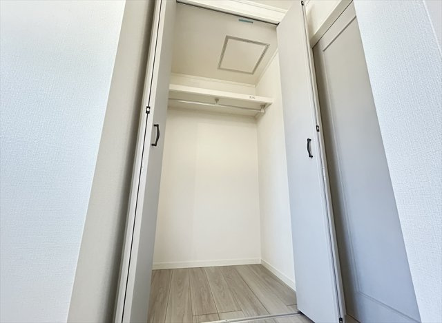 【収納】 | トラストステージ　新座市大和田1丁目13期　全18棟 | 全室収納付きなのでお部屋を広くお使いいただけます。
※画像にはオプション商品も含まれております。