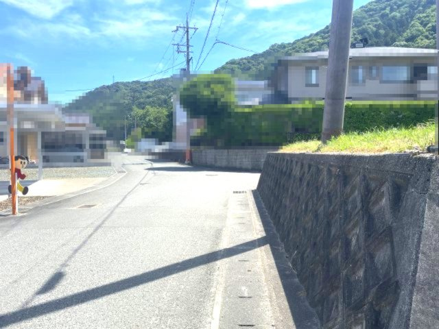高島市城山台2丁目91坪売地の前面道路含む現地写真