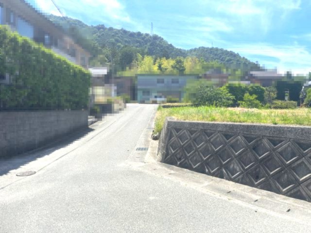 高島市城山台2丁目91坪売地の前面道路含む現地写真