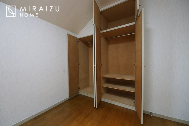 【寝室】 | 収納あり、自然な採光ありの洋室。家族みんなが気持ち良く目覚められる、過ごしやすい主寝室などにもお勧め。もちろん、ペットもご一緒に。