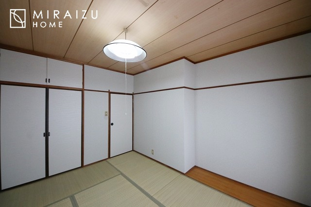 【和室】 | 小鳥の鳴き声で目覚める朝、爽やかな風が入ります。太陽の陽射しでお洗濯物がカラッと乾き、気持ちの良い洋服とお布団で快適に過ごせます。
