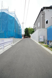 【前面道路含む現地写真】 | 令和８年５月３１日撮影　建築中