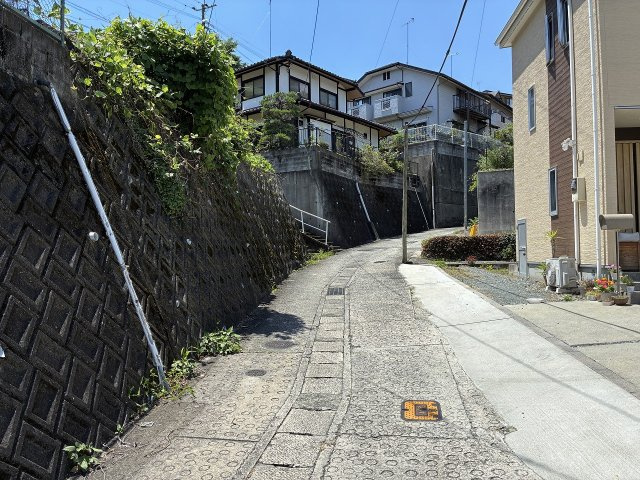熊本市西区春日４丁目の売地の前面道路含む現地写真