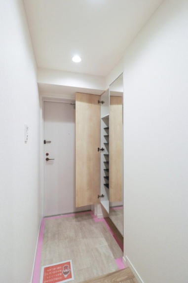 ライオンズマンション板橋徳丸の玄関|ライオンズマンション板橋徳丸：玄関横には姿見が付いているので、チェックもスムーズです！