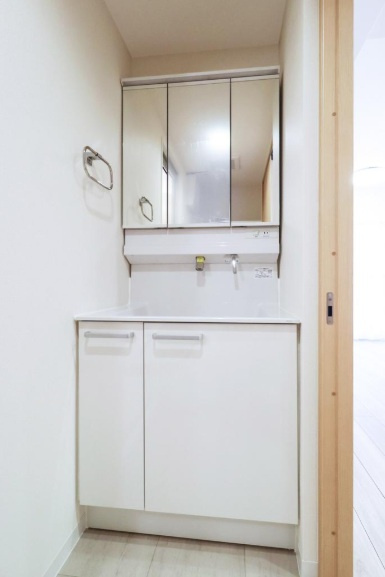 ライオンズマンション板橋徳丸の独立洗面台|ライオンズマンション板橋徳丸：三面鏡付き洗面化粧台です！