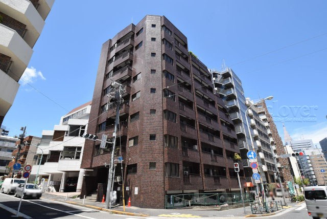 【外観】 | エグゼクティブ原宿 | 青空によく映える建物です。手入れの行き届いた外壁やマンション正面エントランスなど、綺麗な姿をぜひ一度、現地にてご覧ください。～即日のご見学可能～　お問合せはお気軽にどうぞ。