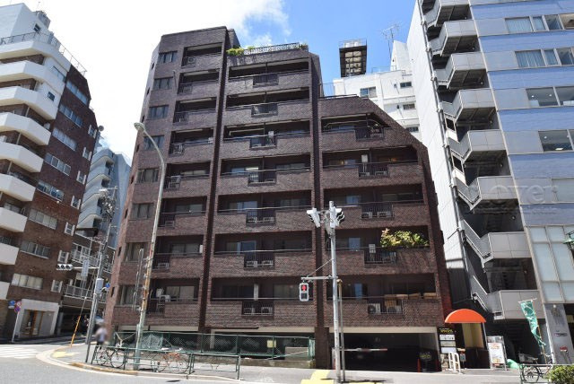 【現況写真】 | エグゼクティブ原宿 | 前面道路と外観の様子です。～即日のご見学可能～　お問合せはお気軽にどうぞ。