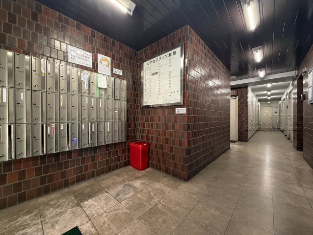 【ロビー】 | エグゼクティブ原宿 | マンションの建物内に入って最初に目にする空間が、このエントランスホールです。それほど広くはありませんが、しっかりと清潔感が保たれています。～即日のご見学可能～　お問合せはお気軽にどうぞ。
