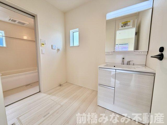【新築】佐波郡玉村町斎田第２期　７号棟(全８棟)　リナージュ　新築建売分譲の独立洗面台|独立洗面台、小物を置くことができて便利です