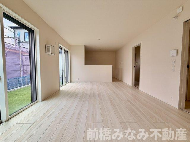 【新築】佐波郡玉村町斎田第２期　７号棟(全８棟)　リナージュ　新築建売分譲の居間・リビング|ゆったりとした居間です
