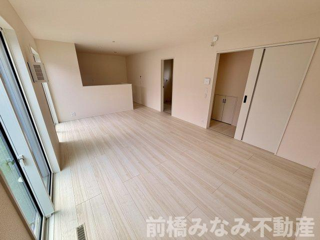 【新築】佐波郡玉村町斎田第２期　７号棟(全８棟)　リナージュ　新築建売分譲の居間・リビング|ゆったり過ごせるリビングです