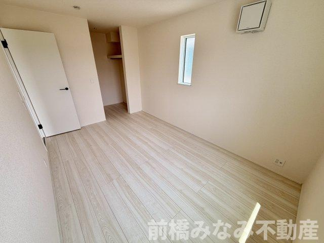 【新築】佐波郡玉村町斎田第２期　４号棟(全８棟)　リナージュ　新築建売分譲の洋室|落ち着いた色調の洋室です