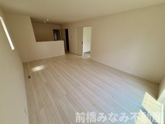 【新築】佐波郡玉村町斎田第２期　４号棟(全８棟)　リナージュ　新築建売分譲の居間・リビング|おしゃれなリビングです