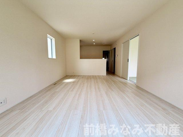 【新築】佐波郡玉村町斎田第２期　４号棟(全８棟)　リナージュ　新築建売分譲の居間・リビング|ゆったりとしたリビングです