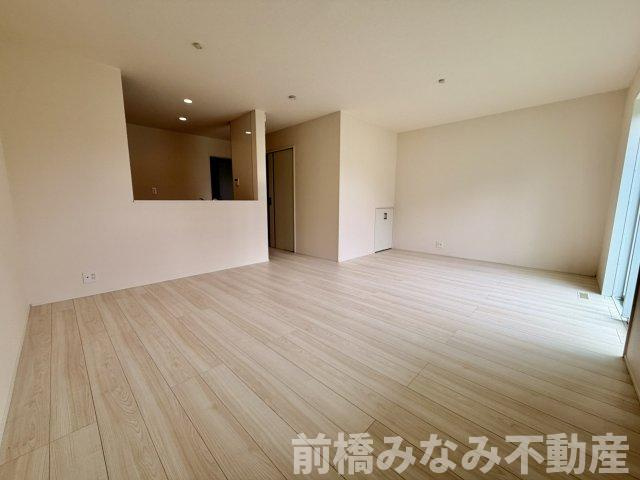【新築】佐波郡玉村町斎田第２期　２号棟(全８棟)　リナージュ　新築建売分譲の居間・リビング|こちらのリビングで趣味の時間をお楽しみください