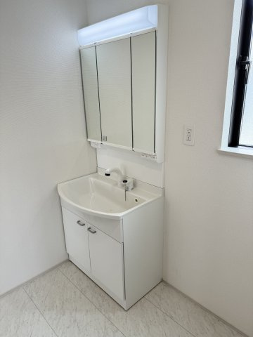 ハートフルタウン 前橋市南町2丁目11番　Ａ号棟の独立洗面台|【イメージ画像】シャワー水栓付き洗面台で朝の身支度もバッチリです！
洗面台には収納スペースもあり洗面室もすっきり片付きますよ！
