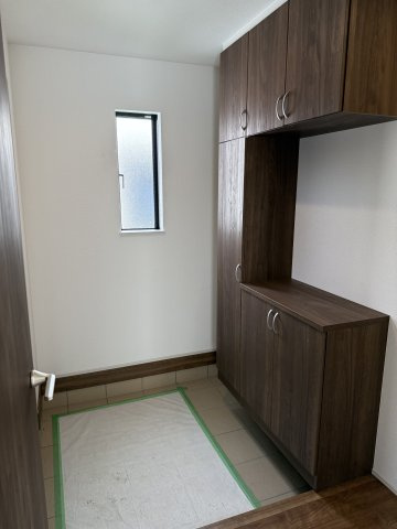 ハートフルタウン 前橋市南町2丁目11番　Ａ号棟の玄関|【イメージ画像】玄関収納もたっぷりついています。