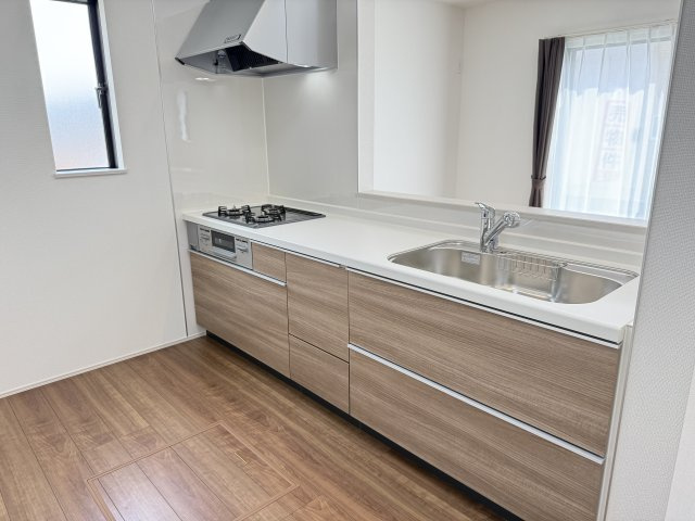 ハートフルタウン 前橋市南町2丁目11番　Ａ号棟のキッチン|【イメージ画像】人気のカウンターキッチン採用です☆
コンロも３口ご用意しています！調理スペースも広くストレスなくお料理できます。
浄水器つきなので美味しいお水も飲めますよ♪