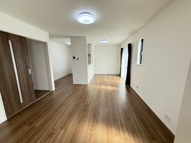 ハートフルタウン 前橋市南町2丁目11番　Ａ号棟の居間・リビング|【イメージ画像】人気の対面式キッチンを配した空間はお好みの家具も合わせやすく、家族がくつろぐ快適な空間造りをサポート。窓からは明るい陽光が差し込みます。