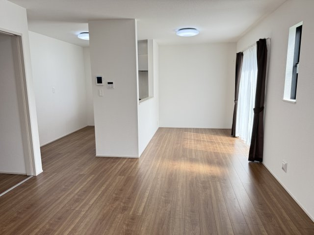 ハートフルタウン 前橋市南町2丁目11番　Ａ号棟の居間・リビング|【イメージ画像】ゆったり過ごせる16帖のリビングです♪人気の対面式キッチンを配した空間はお好みの家具も合わせやすく、家族がくつろぐ快適な空間造りをサポート。窓からは明るい陽光が差し込みます。