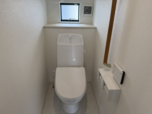 ハートフルタウン 前橋市南町2丁目11番　Ａ号棟のトイレ|【イメージ画像】1階トイレです。清潔感のある白を基調としています。
温水洗浄・便座暖房機能の付いた快適なトイレです☆