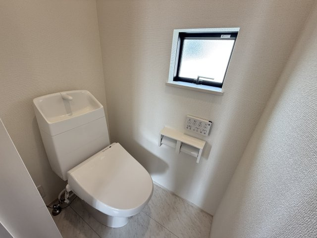 ハートフルタウン 前橋市南町2丁目11番　Ａ号棟のトイレ|【イメージ画像】2階トイレです。清潔感のある白を基調としています。