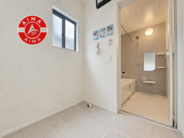 大野城市乙金東3丁目第1-1棟（1号棟）の脱衣所|ゆとりの洗面スペースで朝の身支度もスムーズに。暮らしを快適に変えるシャワー付洗面台です！