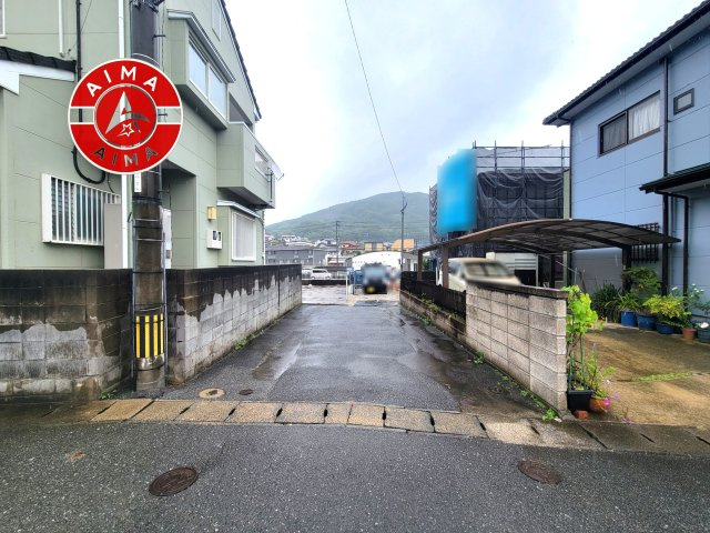 大野城市乙金東3丁目第1-1棟（1号棟）の前面道路含む現地写真|前面道路は閑静な住宅地をはしる車通りの少ない道路。お車の出し入れが苦手なママや小さなお子様にも安心ですね。しっかり舗装もされているので、ベビーカーや自転車で通っても快適に通行できます。