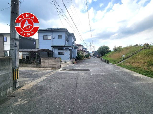 大野城市乙金東3丁目第1-1棟（1号棟）の前面道路含む現地写真|前面道路は閑静な住宅地をはしる車通りの少ない道路。お車の出し入れが苦手なママや小さなお子様にも安心ですね。しっかり舗装もされているので、ベビーカーや自転車で通っても快適に通行できます。