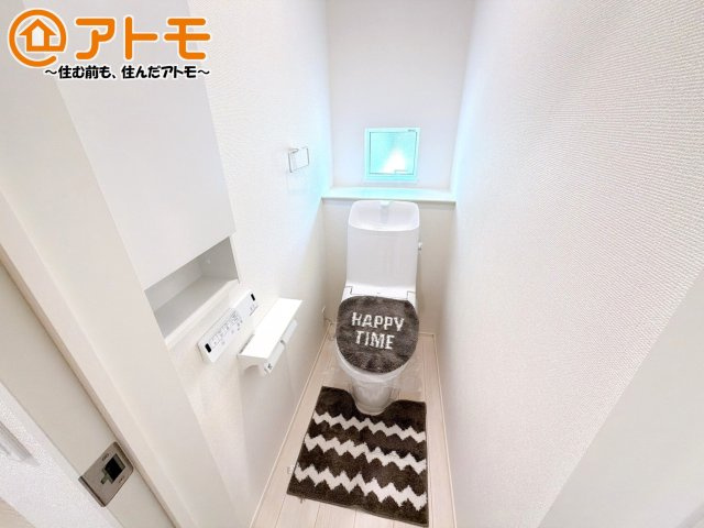 【トイレ】 | 沼津市下香貫01期　新築一戸建て　全1棟 | 窓があり換気もすぐにできる、清潔感のあるトイレです♪