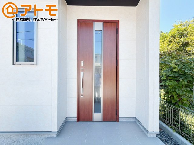 【玄関】 | 沼津市下香貫01期　新築一戸建て　全1棟 | 落ち着いた色合いの玄関はダブルロックで防犯性に優れた仕様になっています♪