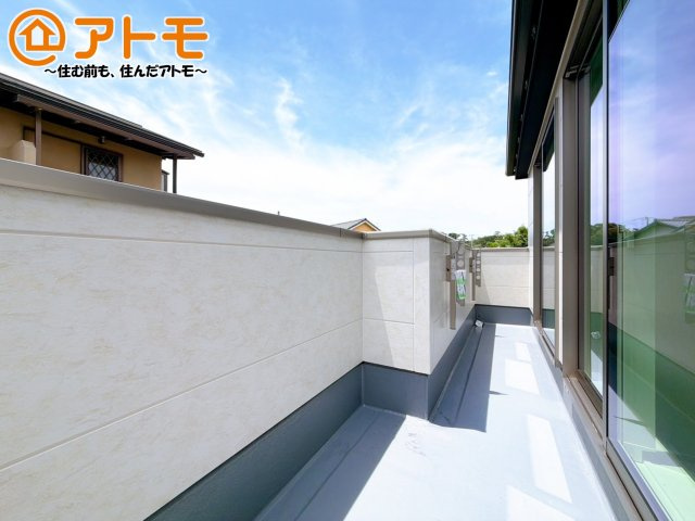 【バルコニー】 | 沼津市下香貫01期　新築一戸建て　全1棟 | やっぱり助かる広々バルコニー♪お布団や洗濯物を干せるのはもちろん、広々としたバルコニーで少しでも家事を楽ちんに！