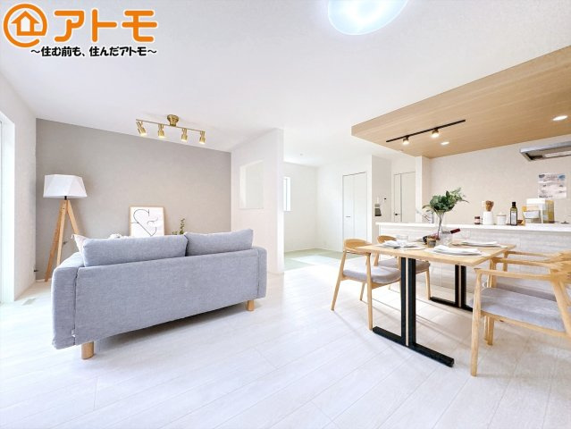 【居間・リビング】 | 沼津市下香貫01期　新築一戸建て　全1棟 | 広々と開放的なLDKは、家族が自然と集まる広さ♪お子様のリビング学習にもピッタリ♪