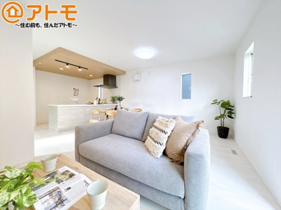 【居間・リビング】 | 沼津市下香貫01期　新築一戸建て　全1棟 | 広いお庭はお子様と遊んだり、趣味を楽しんだりするのにピッタリ♪