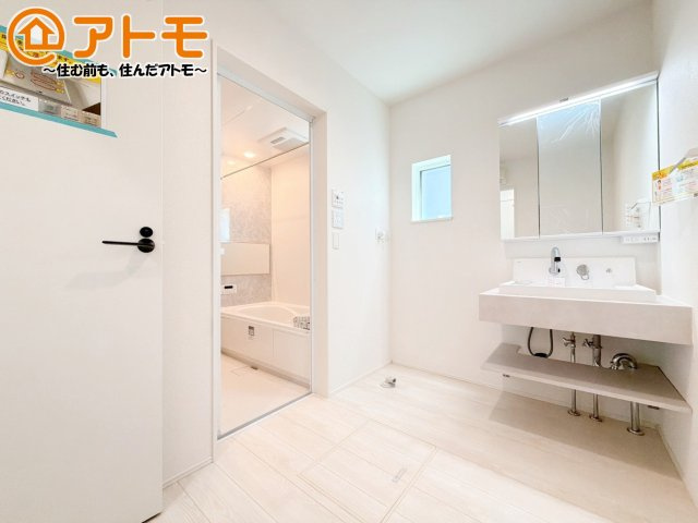 【独立洗面台】 | 沼津市下香貫01期　新築一戸建て　全1棟 | 洗面所って朝に混み合いませんか？広々とした脱衣所、３面鏡の独立洗面台で朝の時間を少しお手伝い♪