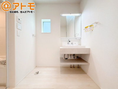 【独立洗面台】 | 沼津市下香貫01期　新築一戸建て　全1棟 | 収納豊富な３面鏡の洗面化粧台は使い勝手良好♪