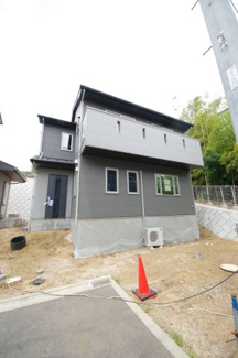 【前面道路含む現地写真】 | 【仲介手数料無料！！】町田市金井4丁目　新築戸建て（全7棟）No6号棟　4880万円 | 令和８年５月３１日撮影　建築中