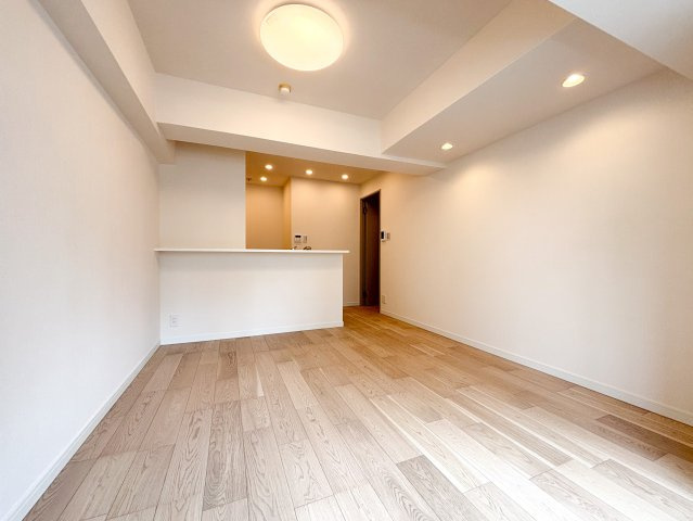東建島津山南ハイツの居間・リビング|東建島津山南ハイツ：折上天井で開放的なリビングダイニングキッチンです！