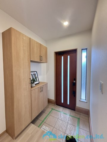 平塚市めぐみが丘2丁目　中古戸建の玄関