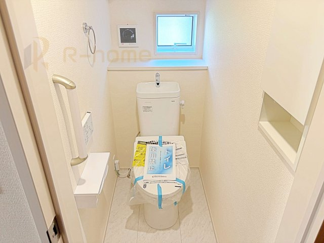 牛久市牛久町3期　新築戸建て　1号棟のトイレ|温水洗浄便座付きのトイレ。
トイレが２ヵ所設置で朝の忙しい時間でも安心です。