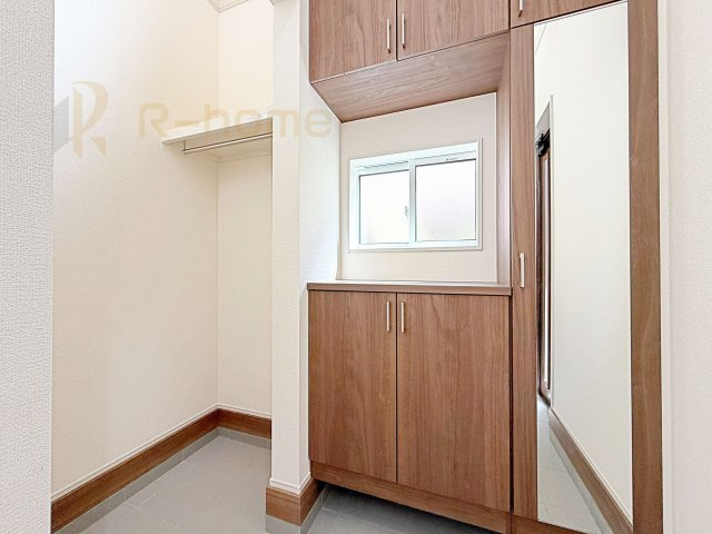 牛久市牛久町3期　新築戸建て　1号棟の玄関|ベビーカーやアウトドア用品も収納できる土間収納！玄関がスッキリ片付きます♪